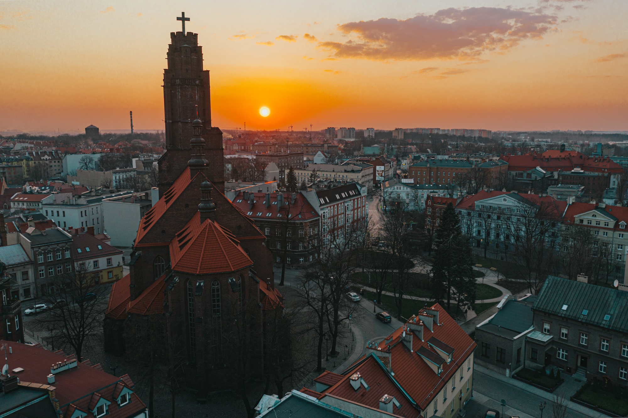 Kościół o zachodzie słońca. Ujęcie z lotu ptaka
