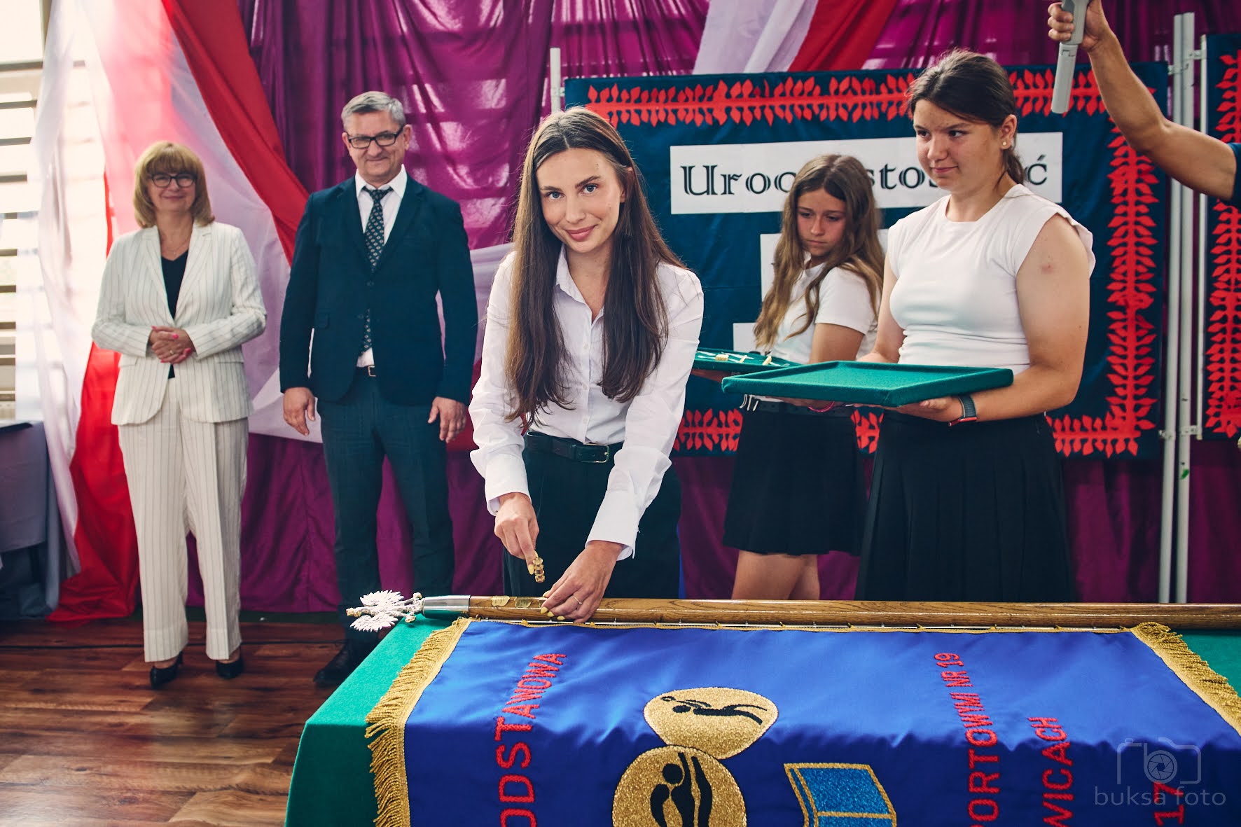 Przybijanie gwoździ do drzewca sztandaru
