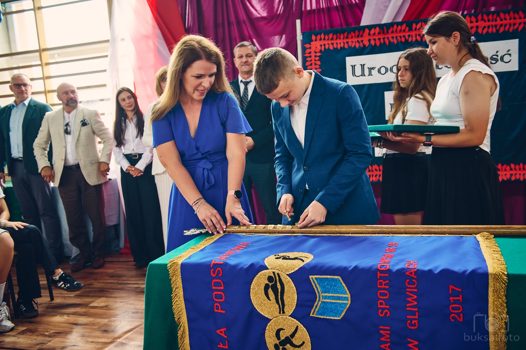 Przybijanie gwoździ do drzewca sztandaru
