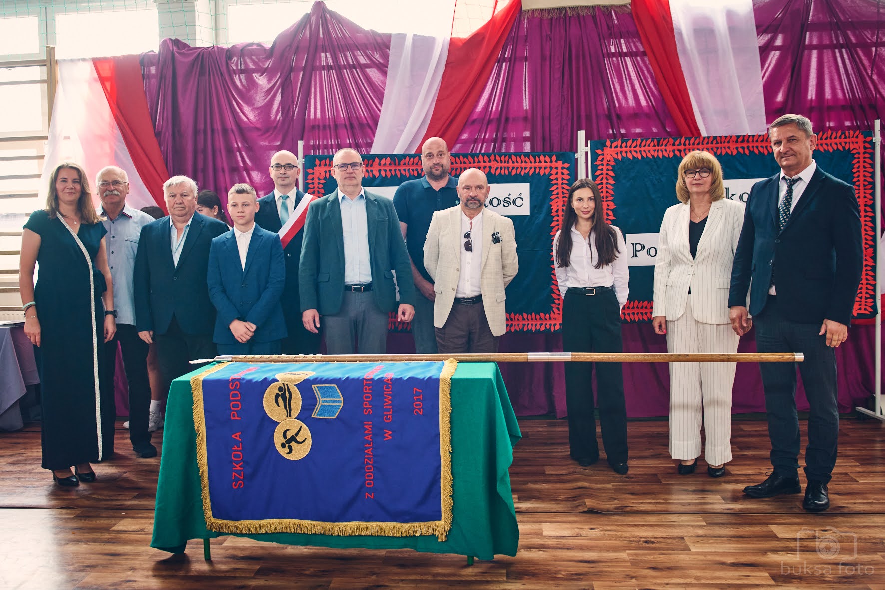 Przybijanie gwoździ do drzewca sztandaru
