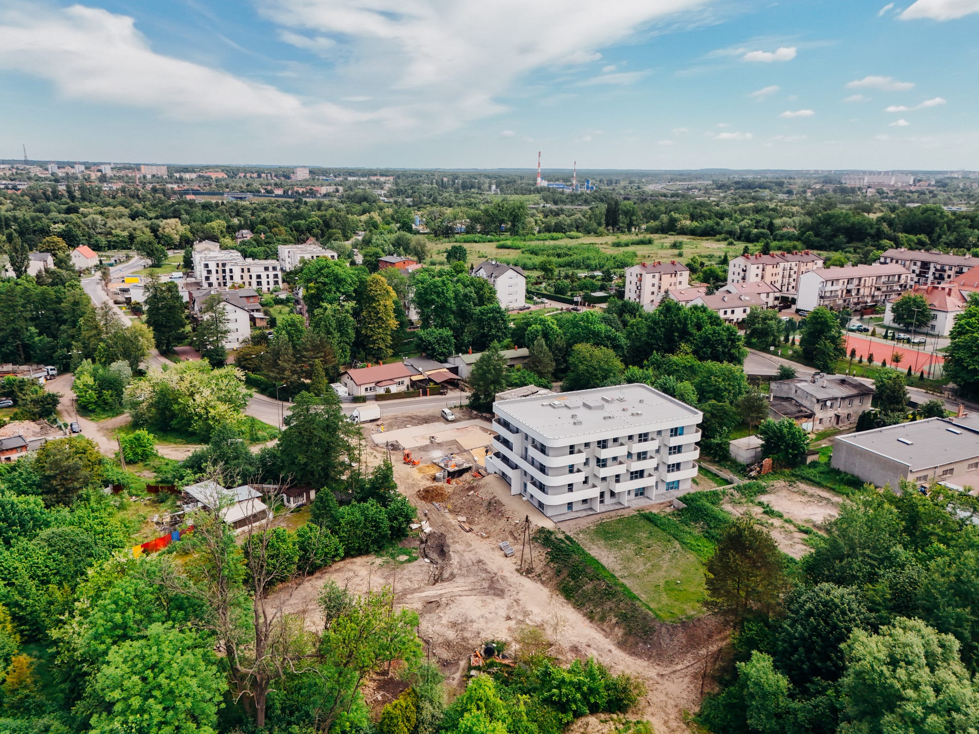 budynki, drogi, drzewa