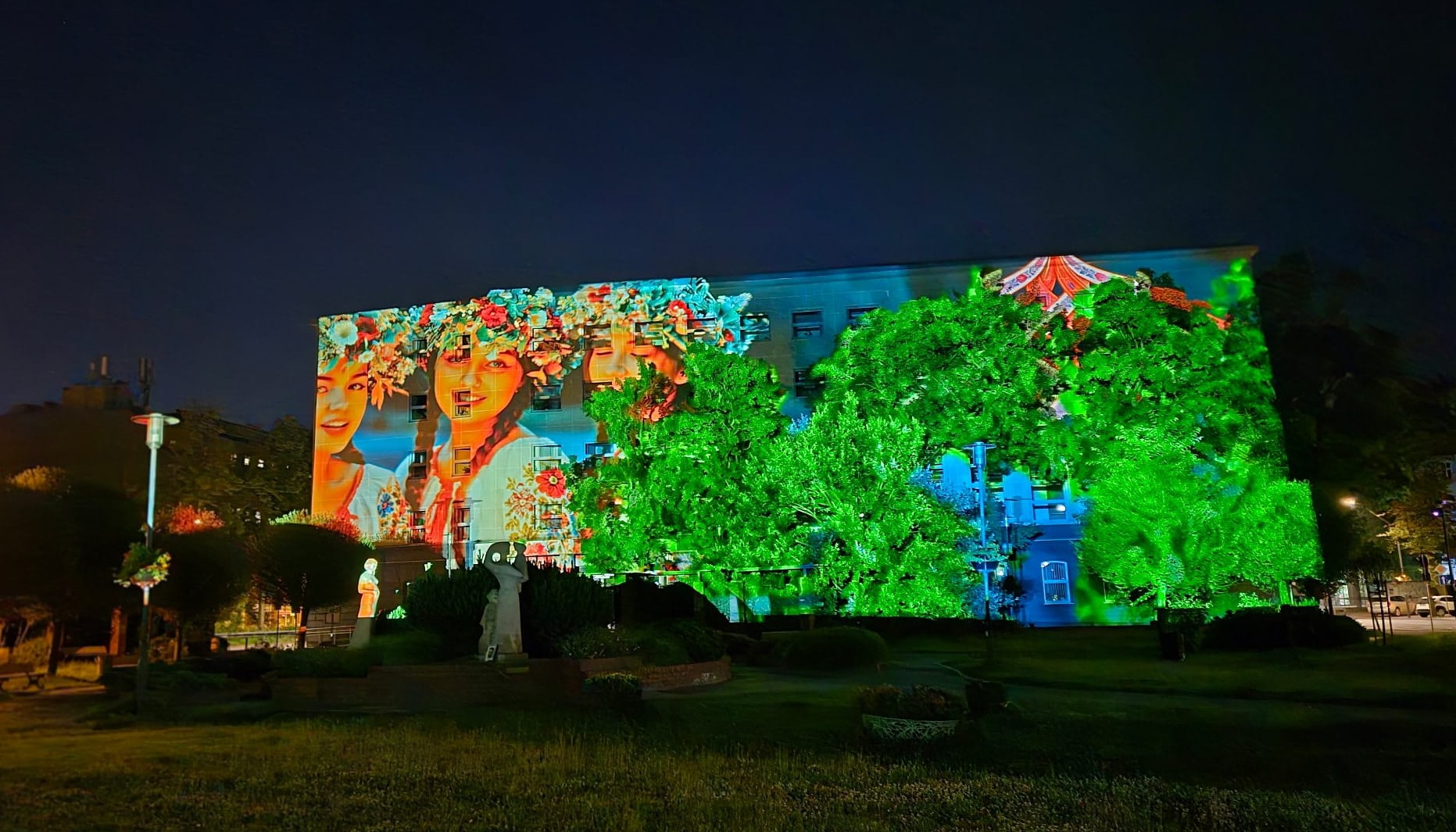 iluminacja z kobietą z wiankiem na elewacji Urzędu Miejskiego