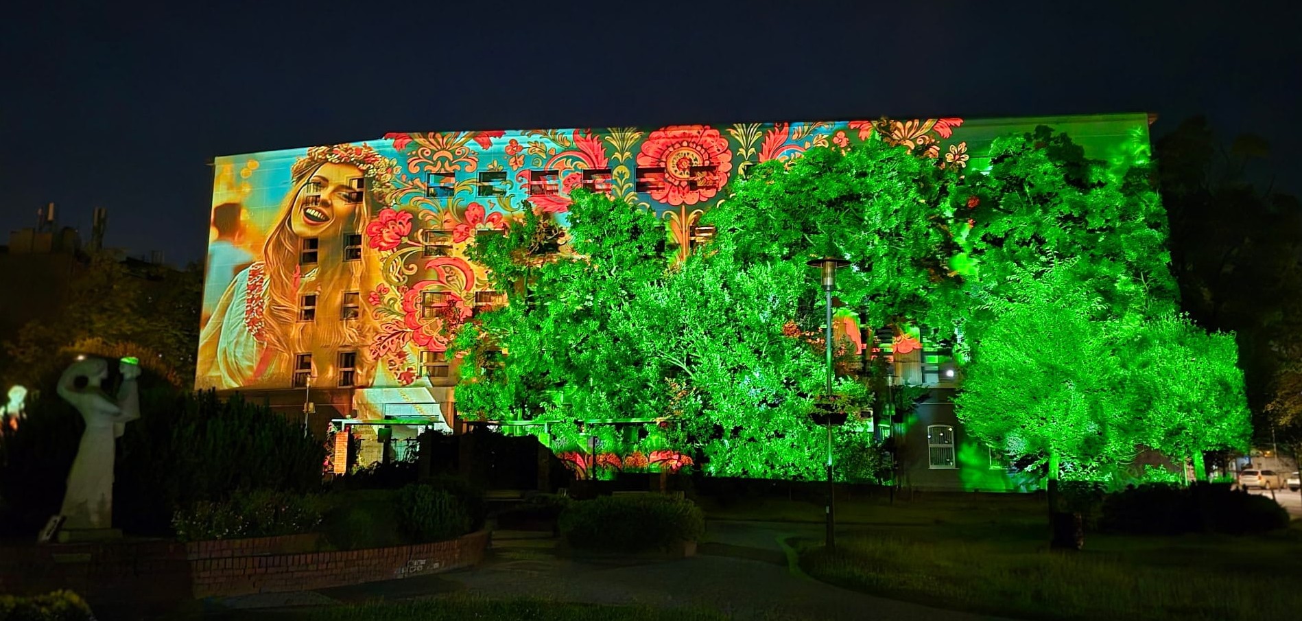 iluminacja z kobietą z wiankiem na elewacji Urzędu Miejskiego