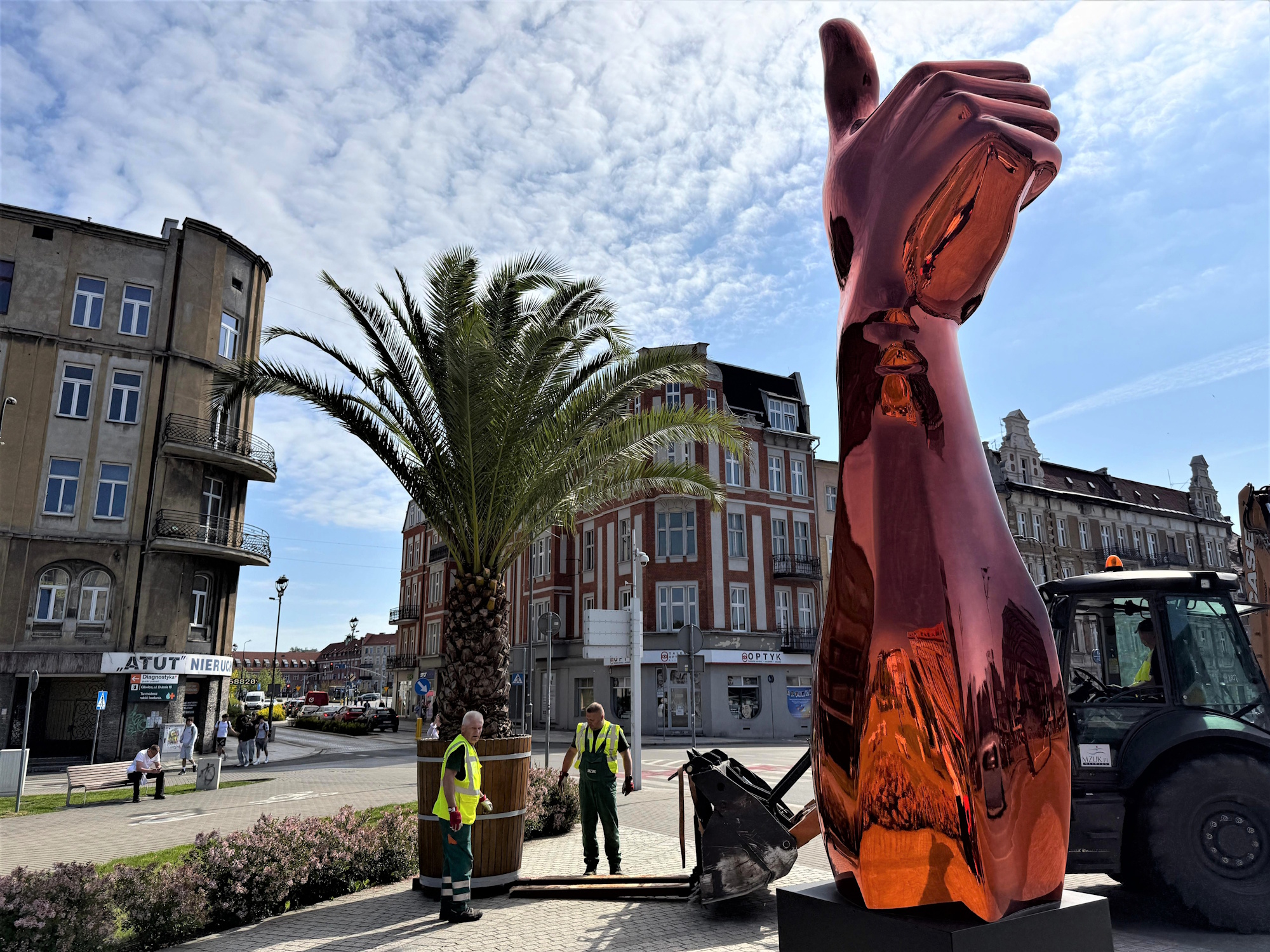 palma przy kciuku na Skwerze Europejskim