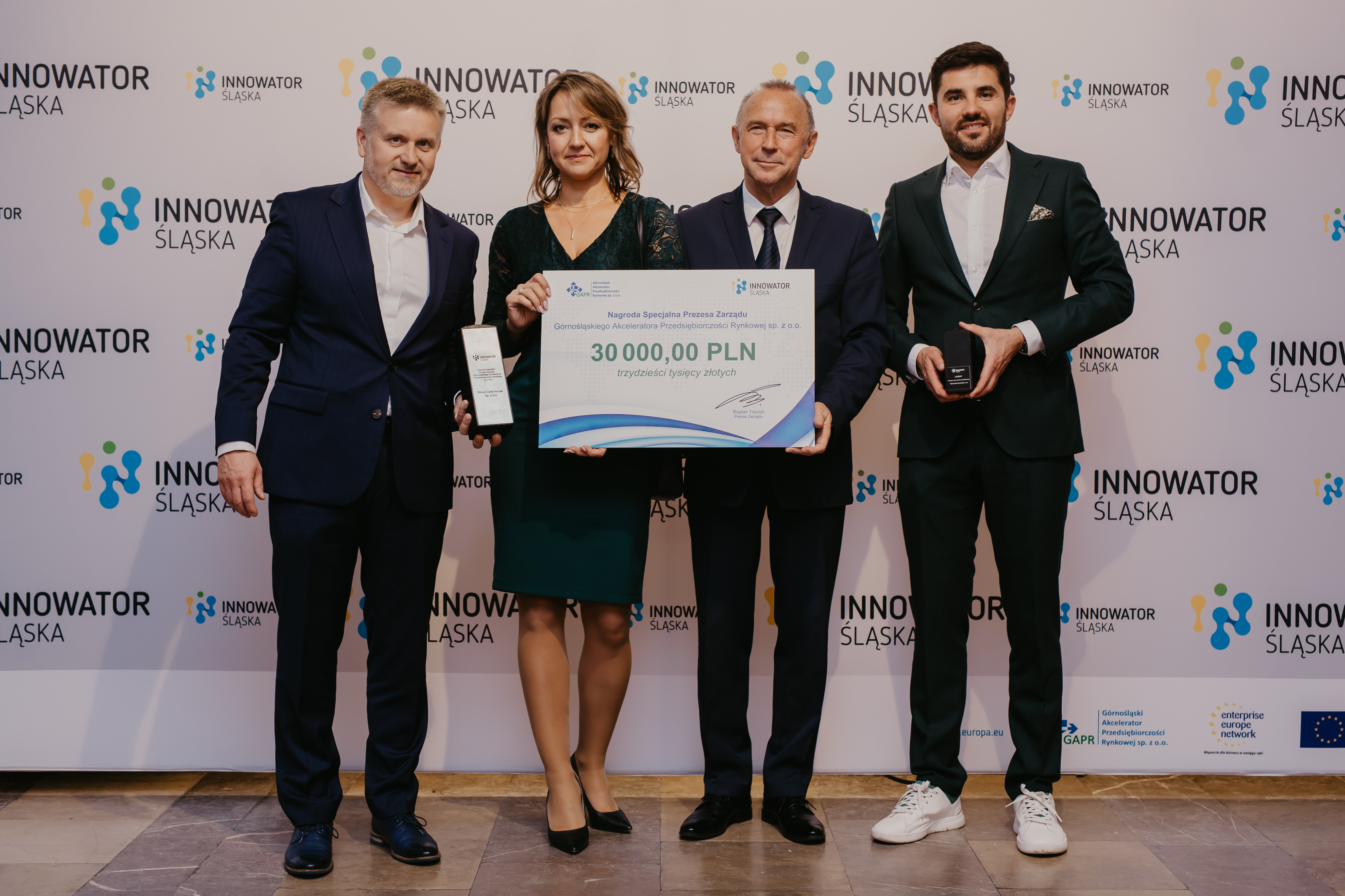 Przedstawiciele firmy Wood Core House – laureaci w kategorii małe i średnie przedsiębiorstwo oraz zdobywcy jednego z wyróżnień 