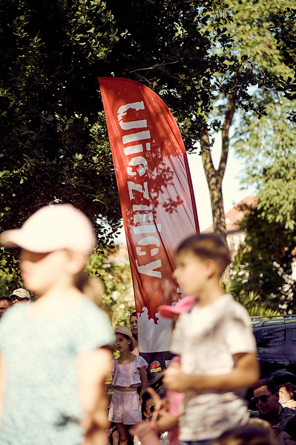 Batwan i widownia podczas spektaklu w ramach festiwalu Ulicznicy