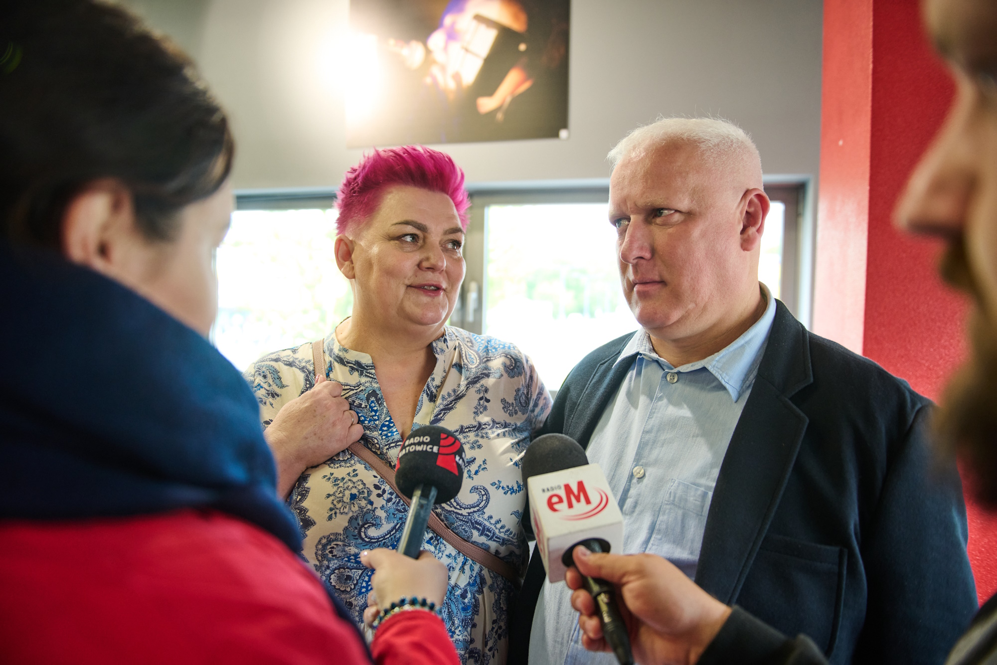 kobieta i mężczyzna udzielają wywiadu do mikrofonu