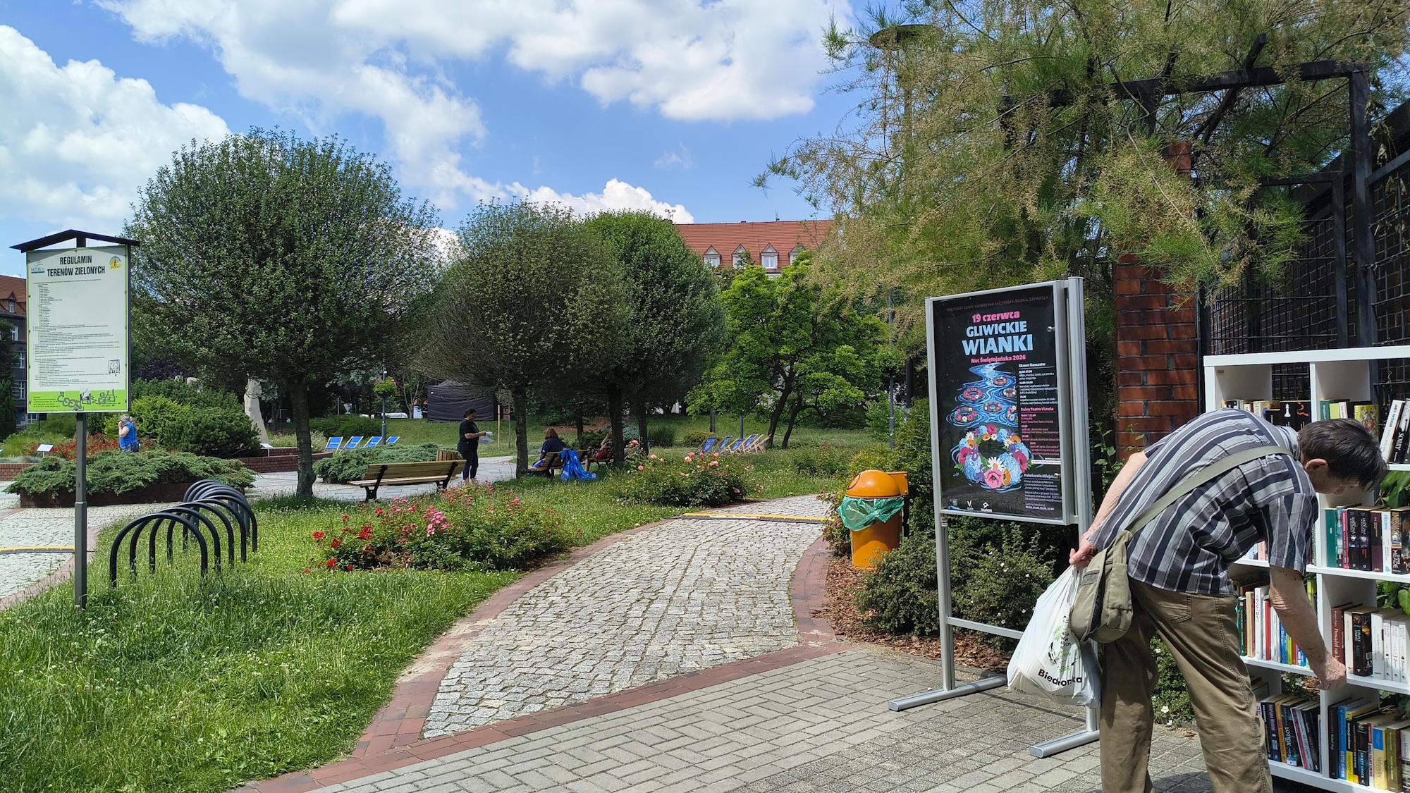 biblioteczka na skwerze