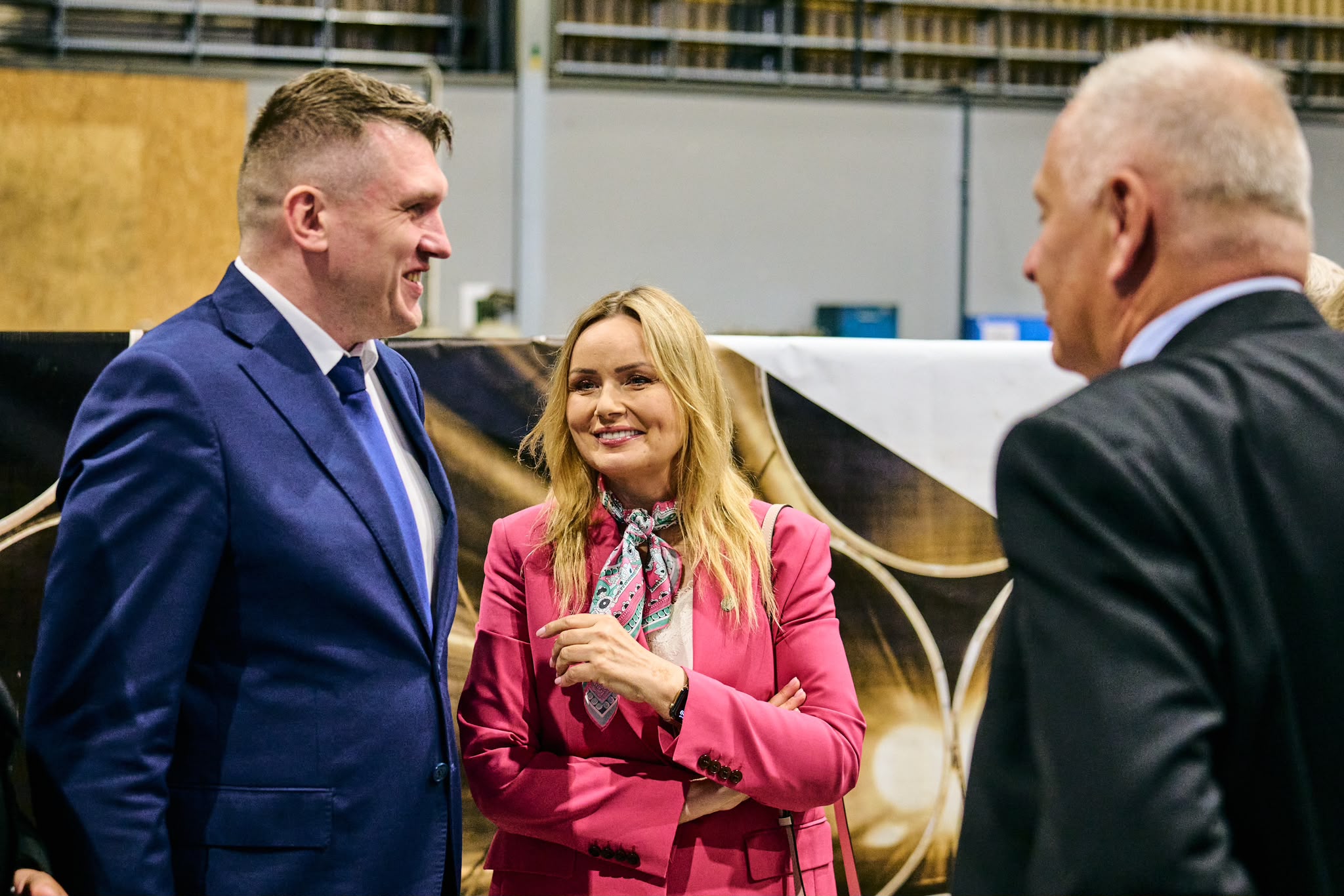 Grupa osób rozmawiających