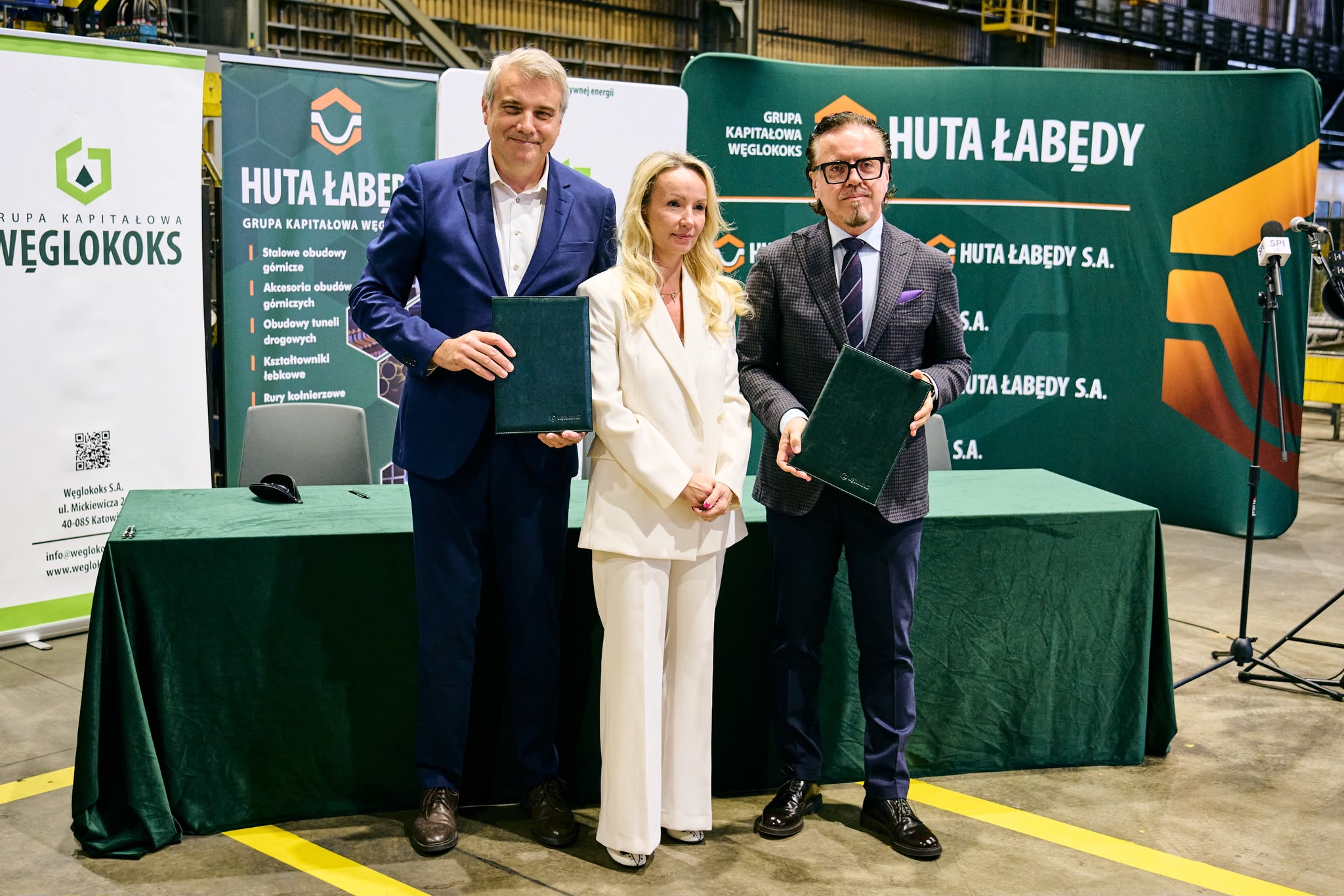 Grupa osób z umową