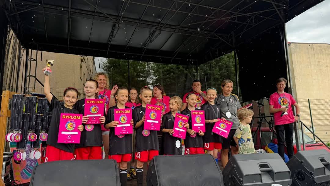 ludzie w różowych koszulkach na scenie