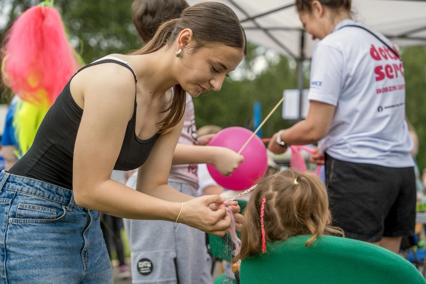 kobieta zaplata warkoczyki dziewczynce