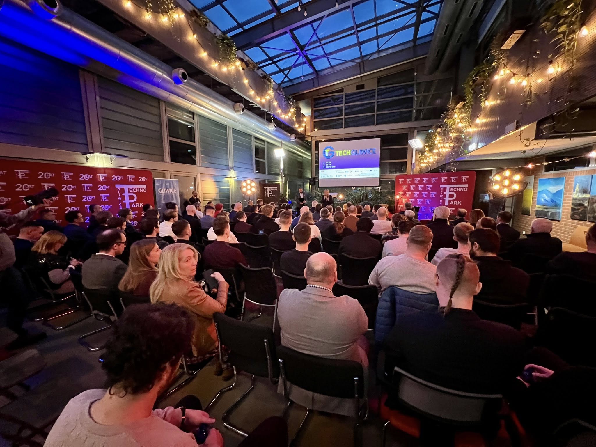 sala Technoparku Gliwice szczelnie wypełniona uczestnikami spotkania Tech Gliwice