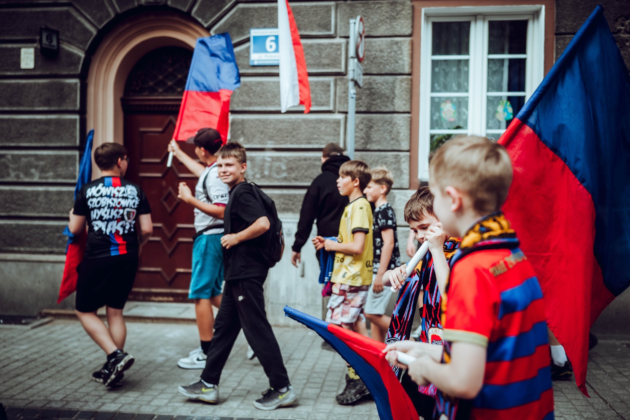 Kibice Piasta maszerujący ulicami Gliwic