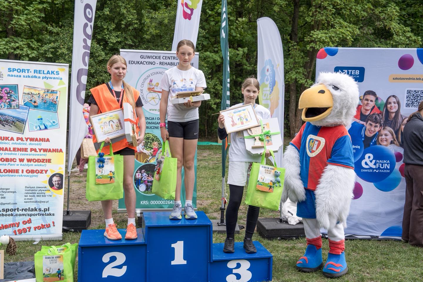 młodzi uczestnicy biegu na podium