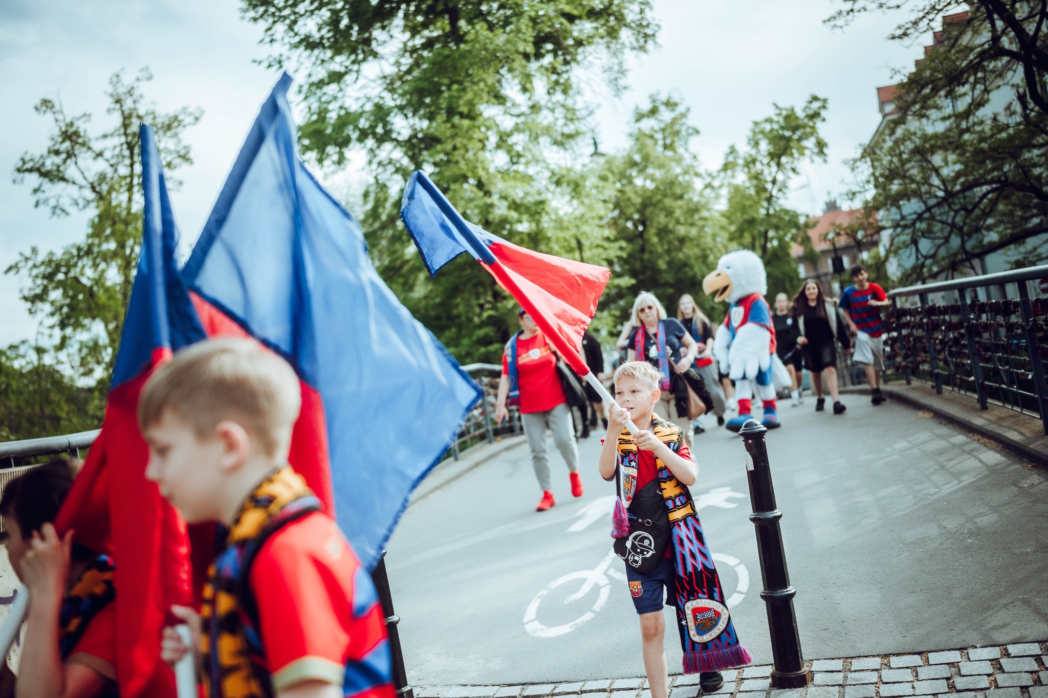 Kibice Piasta maszerujący ulicami Gliwic