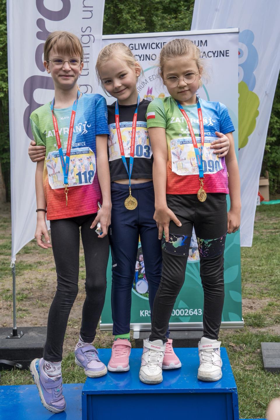 troje dzieci na podium