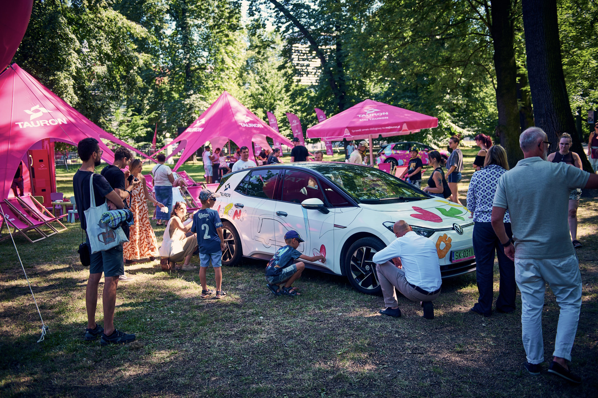 Mlowanie elektrycznego samochodu w parku Chopina