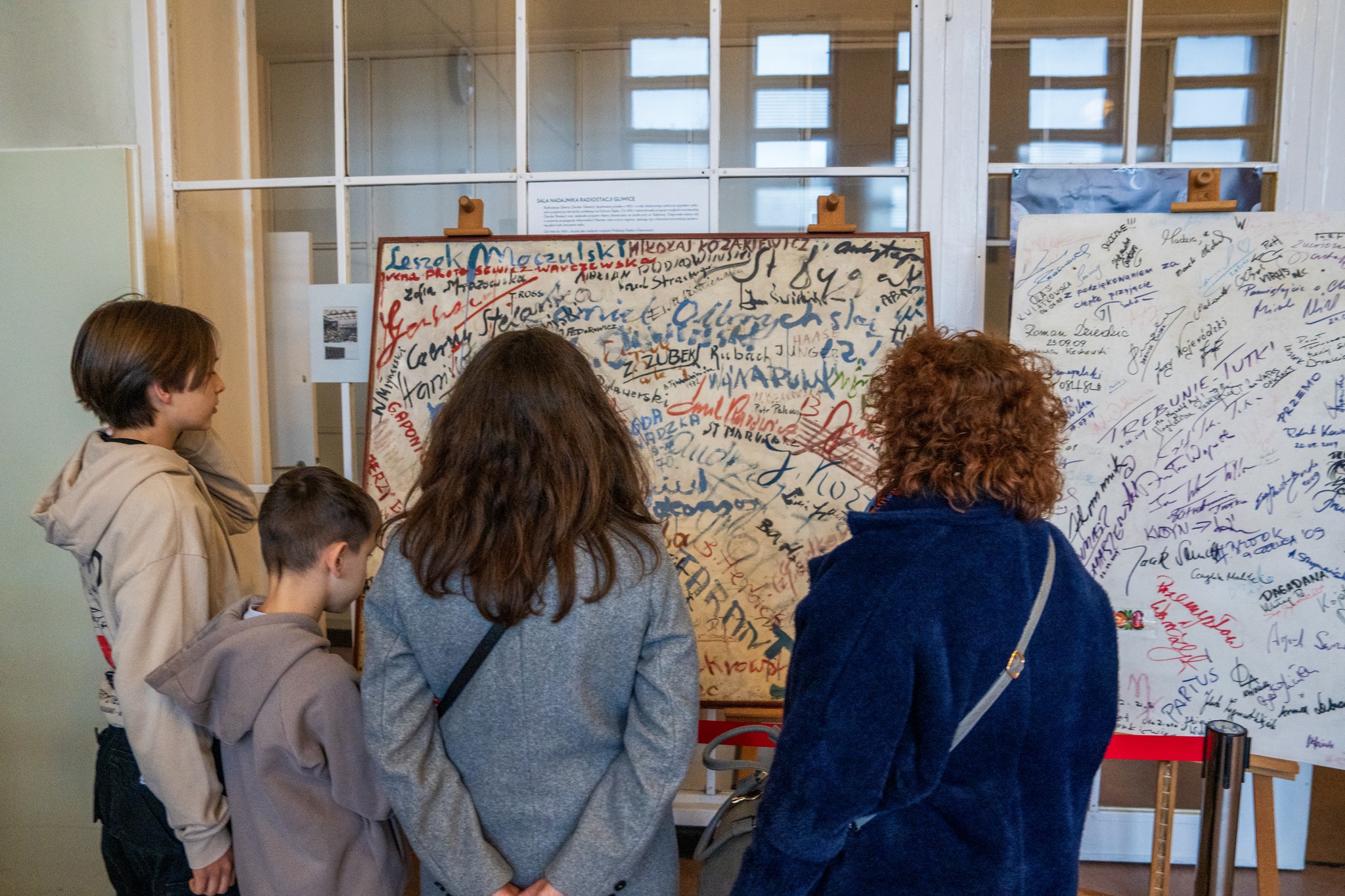 ludzie w muzeum