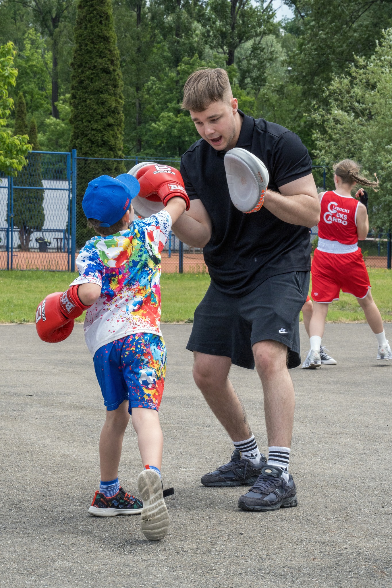 dwóch chłopców ćwiczy boks