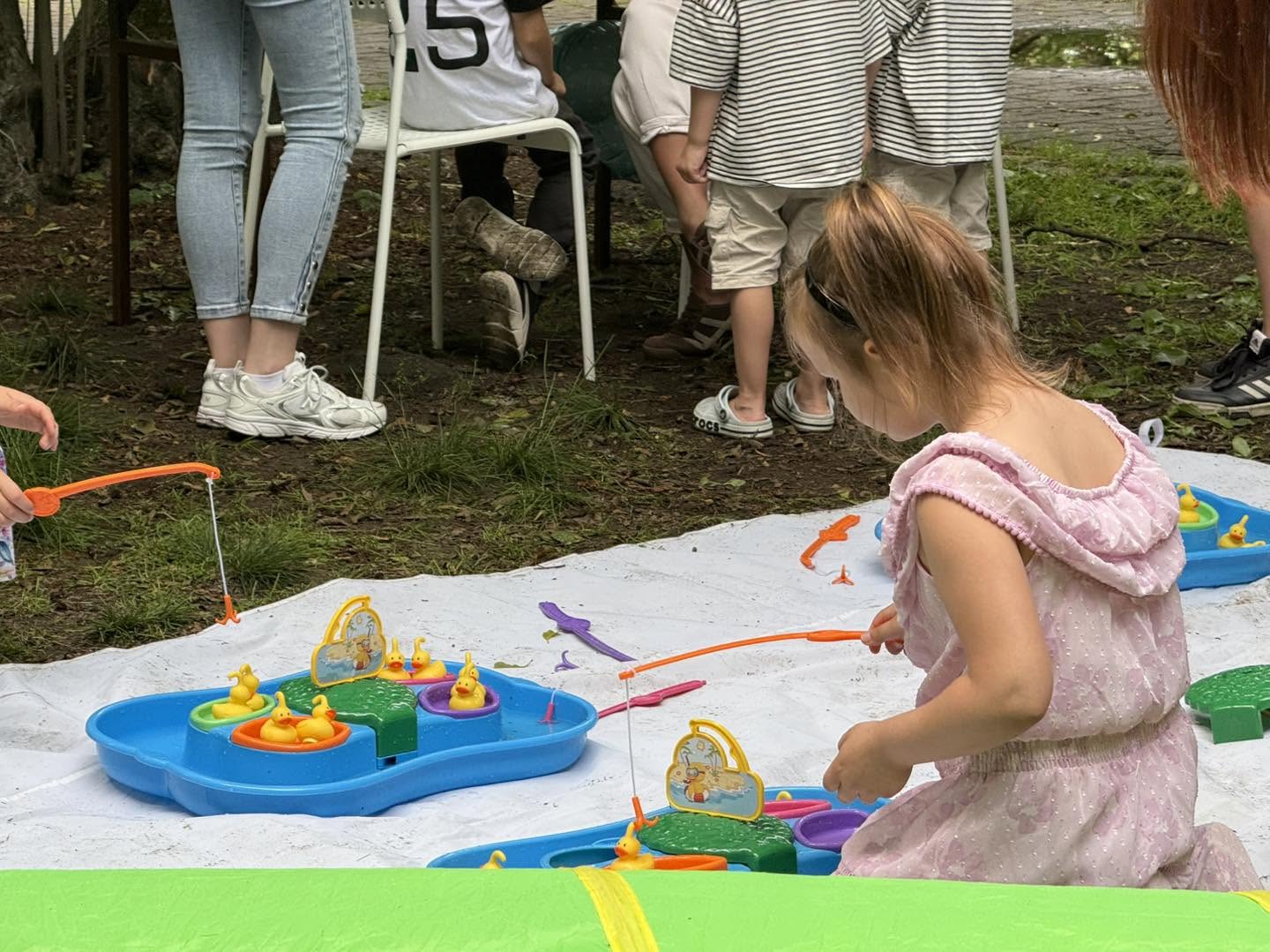 dziewczynka klęczy na trawie