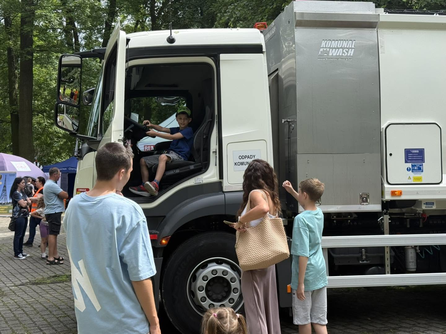 dzieci przy dużym samochodzie