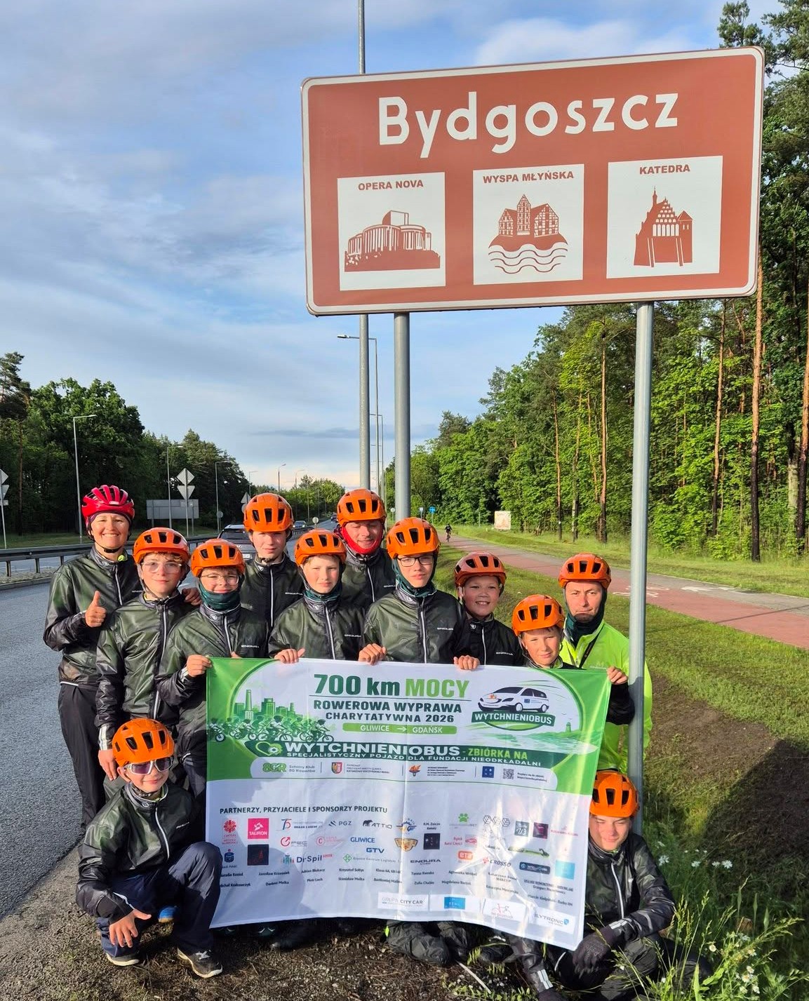 młodzi roqweryści przy znaku z informacją "Bydgoszcz"