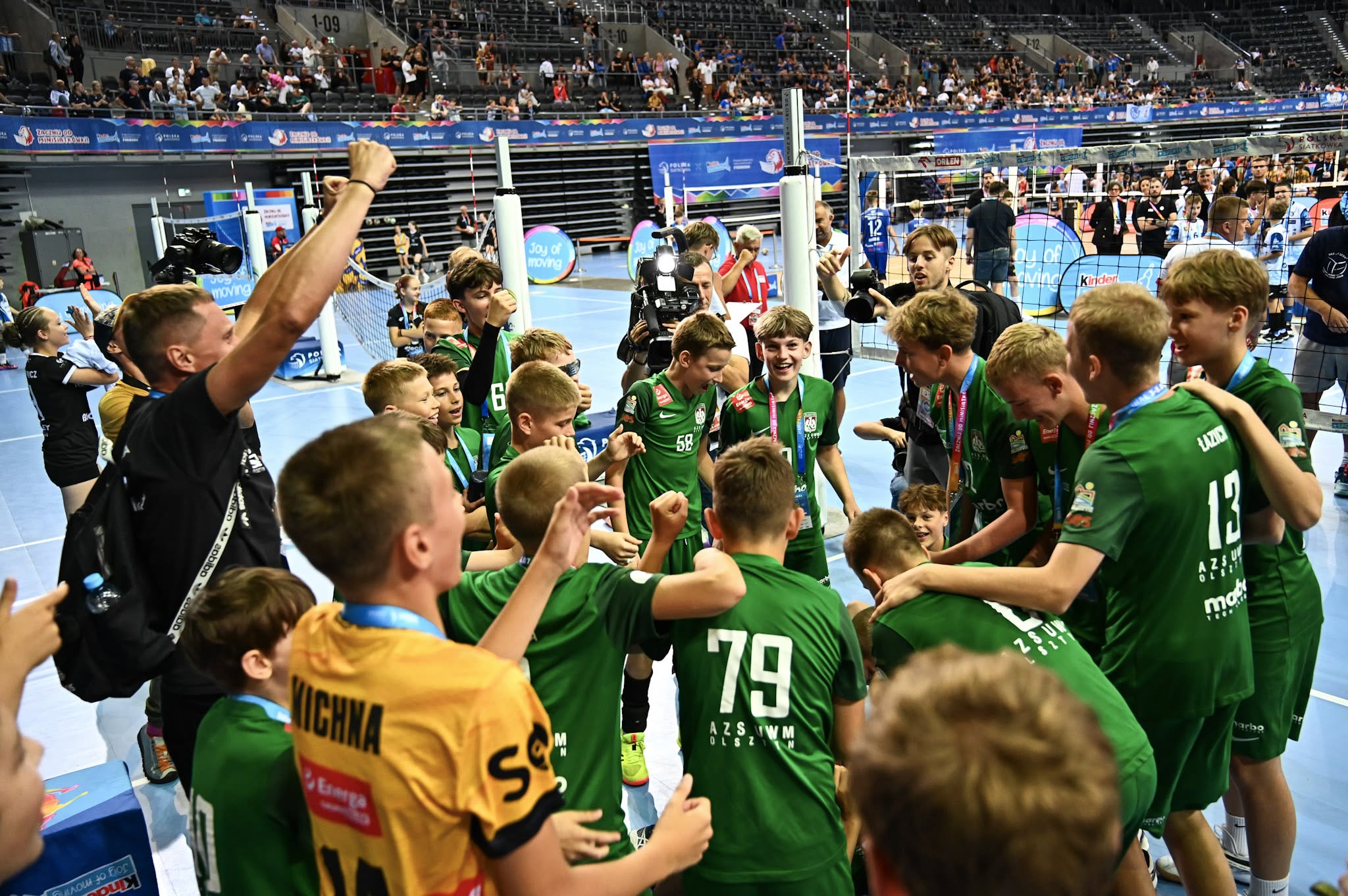 mali sportowcy się cieszą. Mają zielone stroje