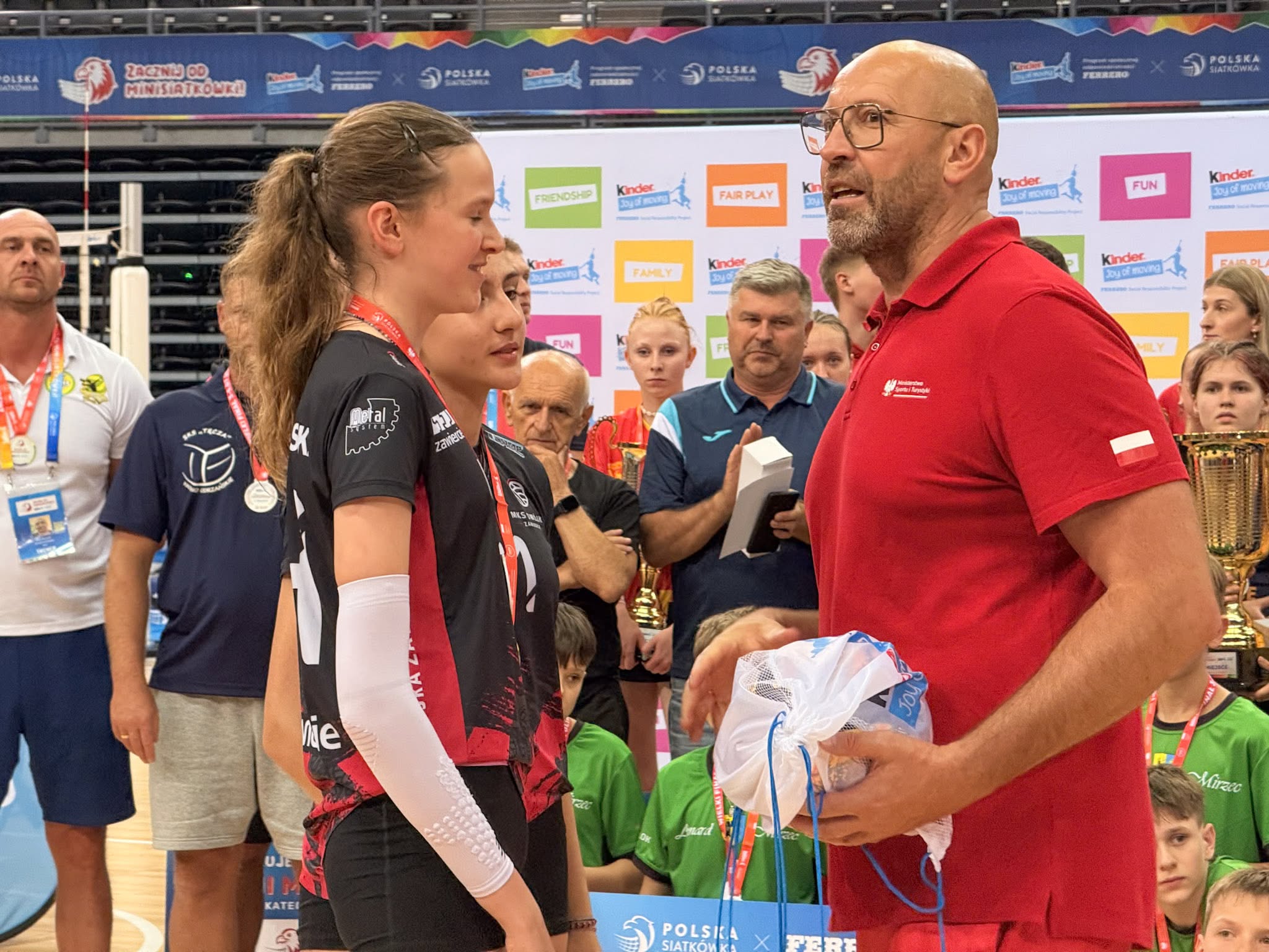monister sportu z siatkarką