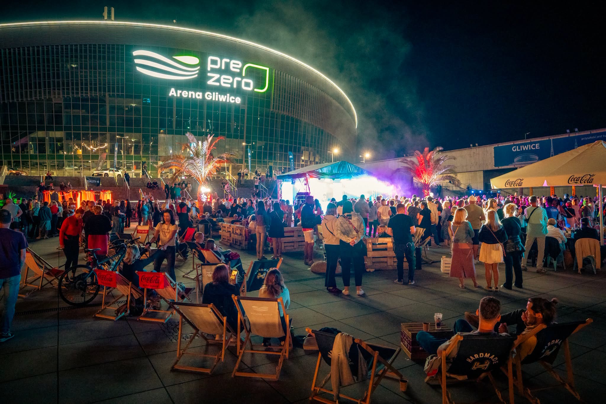 Ludzie przed PreZero Areną Gliwice