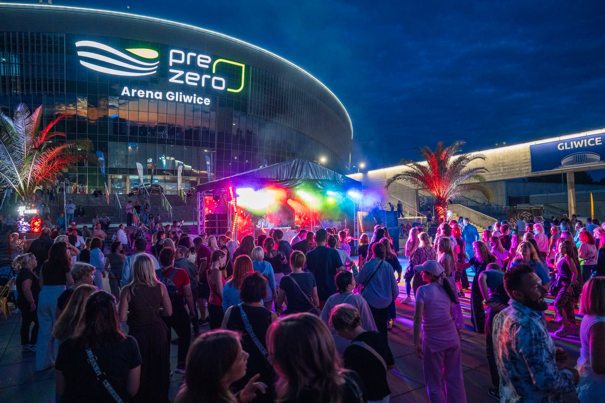 Ludzie przed PreZero Areną Gliwice