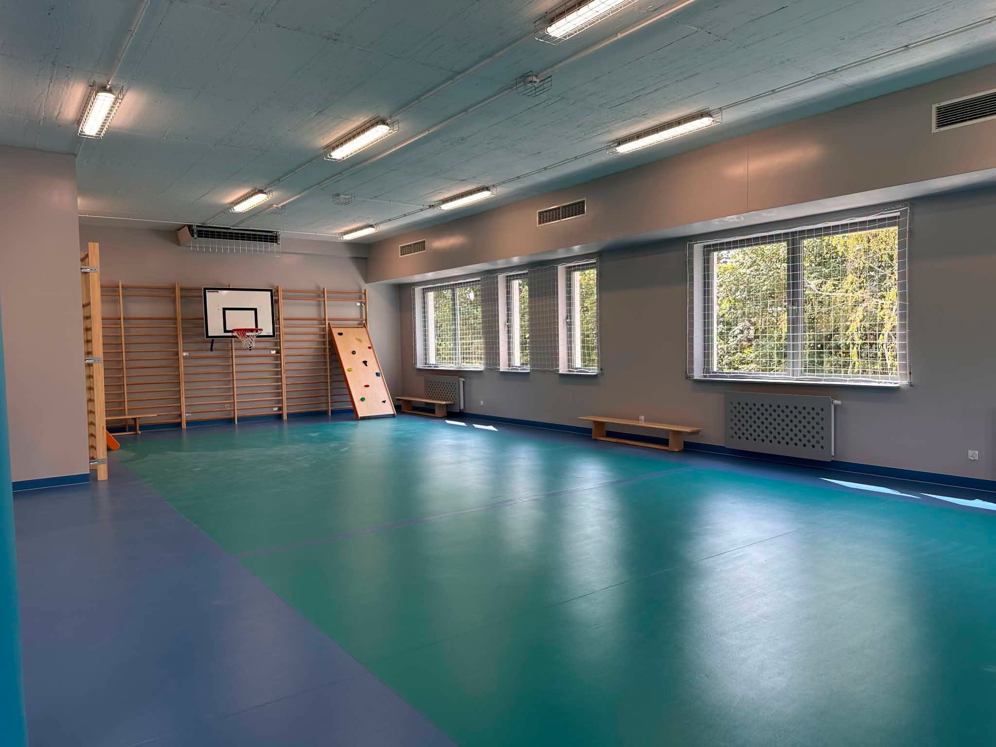 sala gimnastyczna , wnętrze z niebieską podłogą