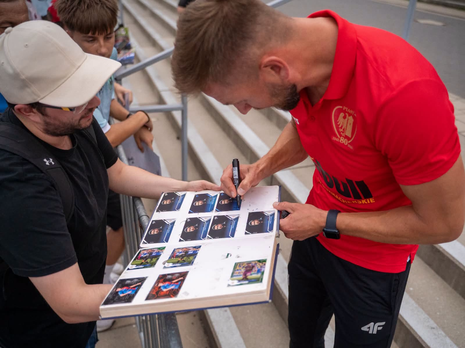 Zawodnik rozdający autografy