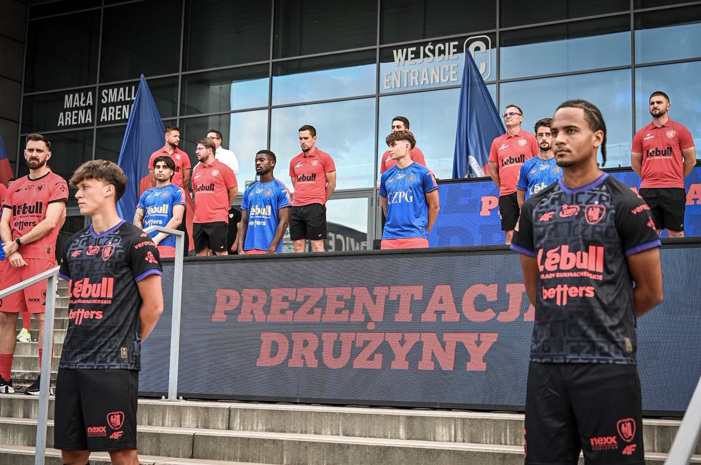 Zawodnicy na schodach PreZero Areny Gliwice