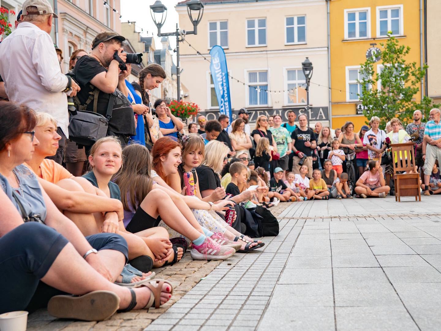 Ludzie siedzą na Rynku