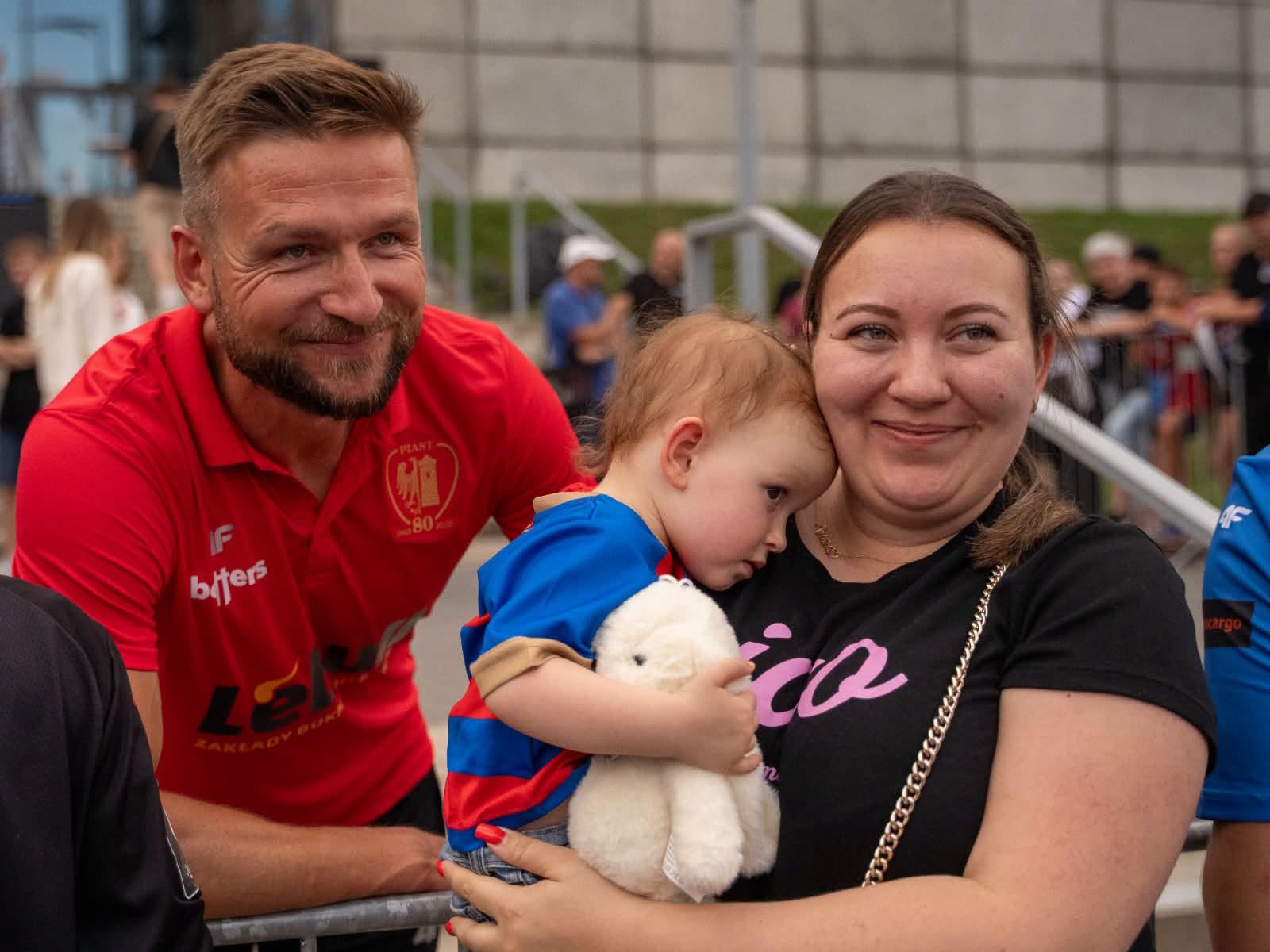Kibicka z córką pozująca do zdjęcia z zawodnikiem