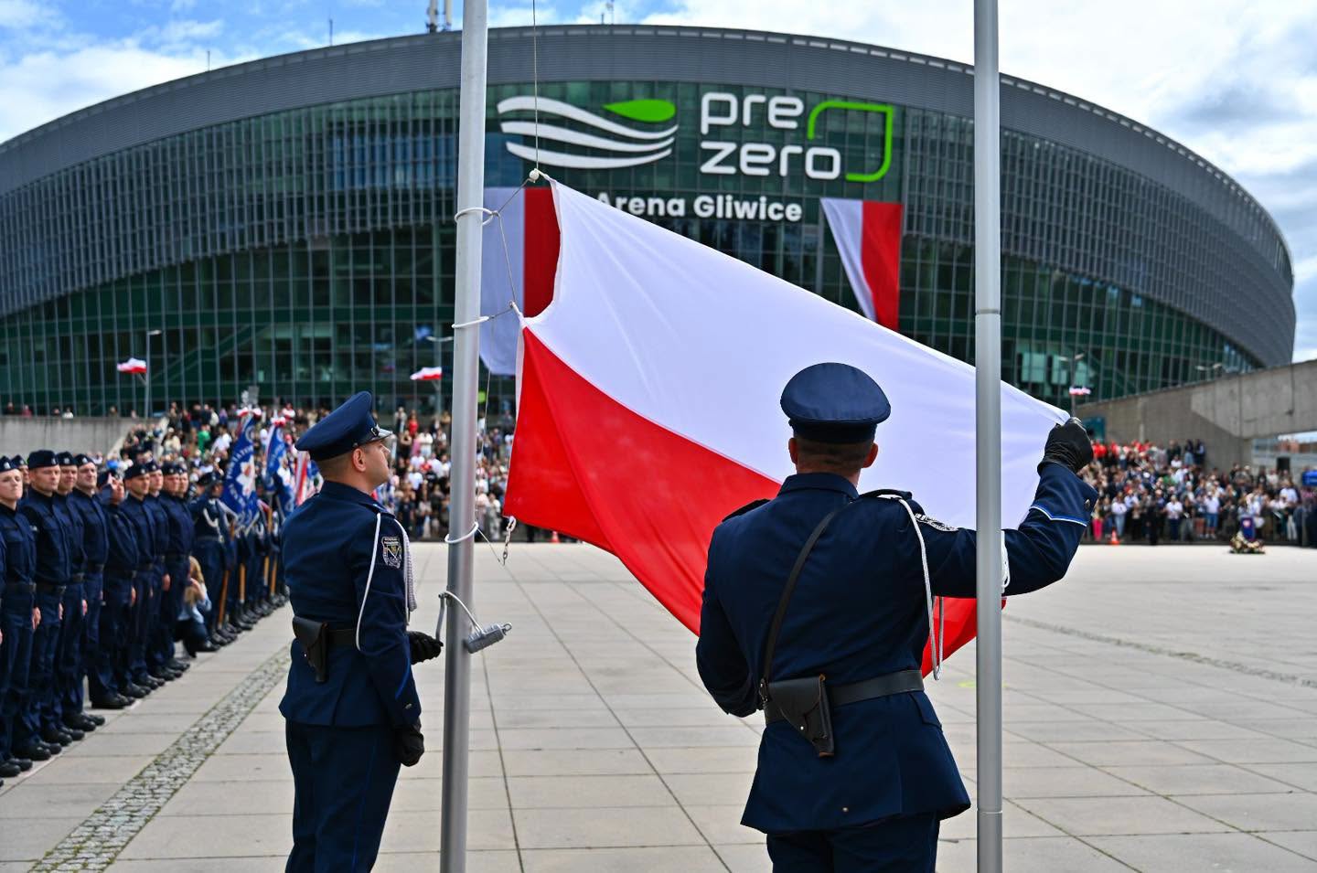 flaga i policjanci