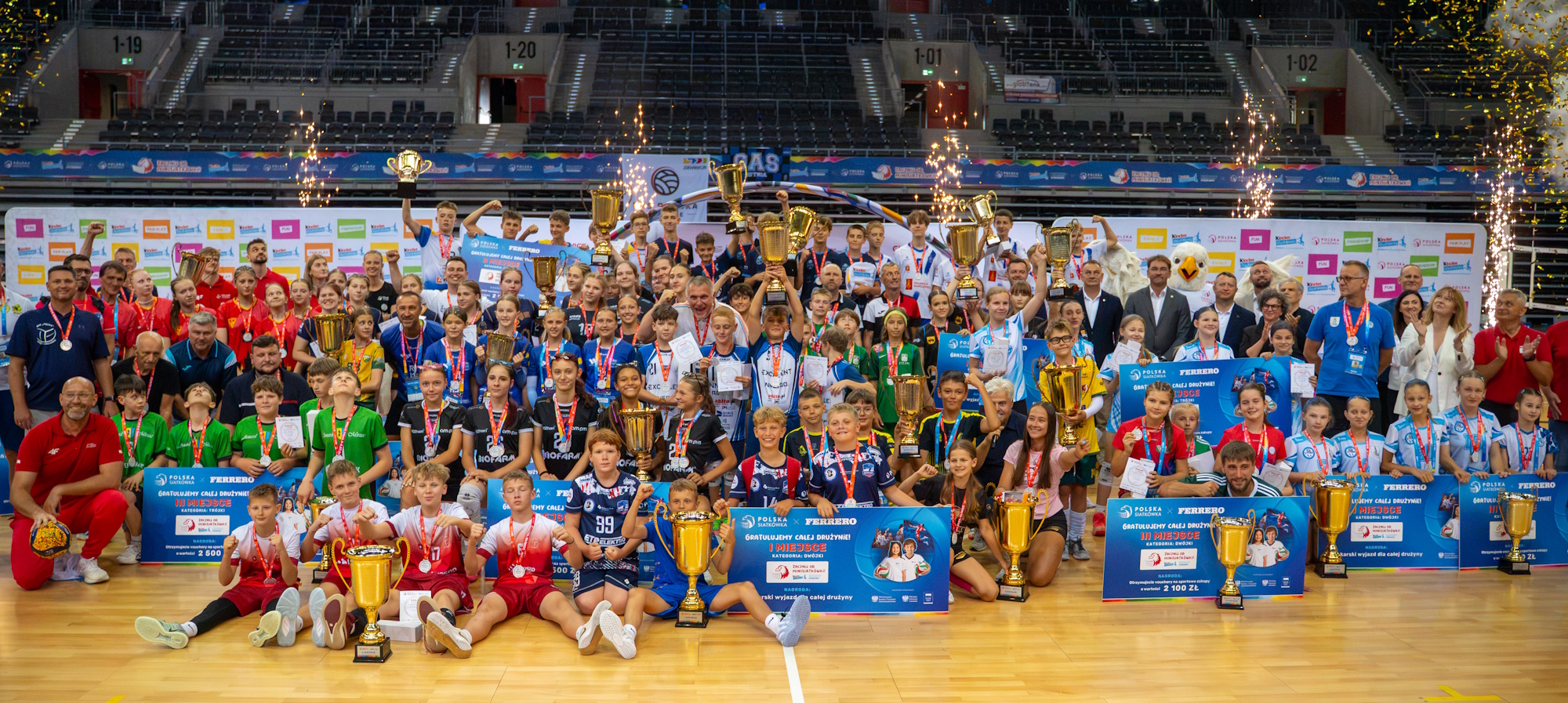 grupa sportowców pozuje do zdjęcia