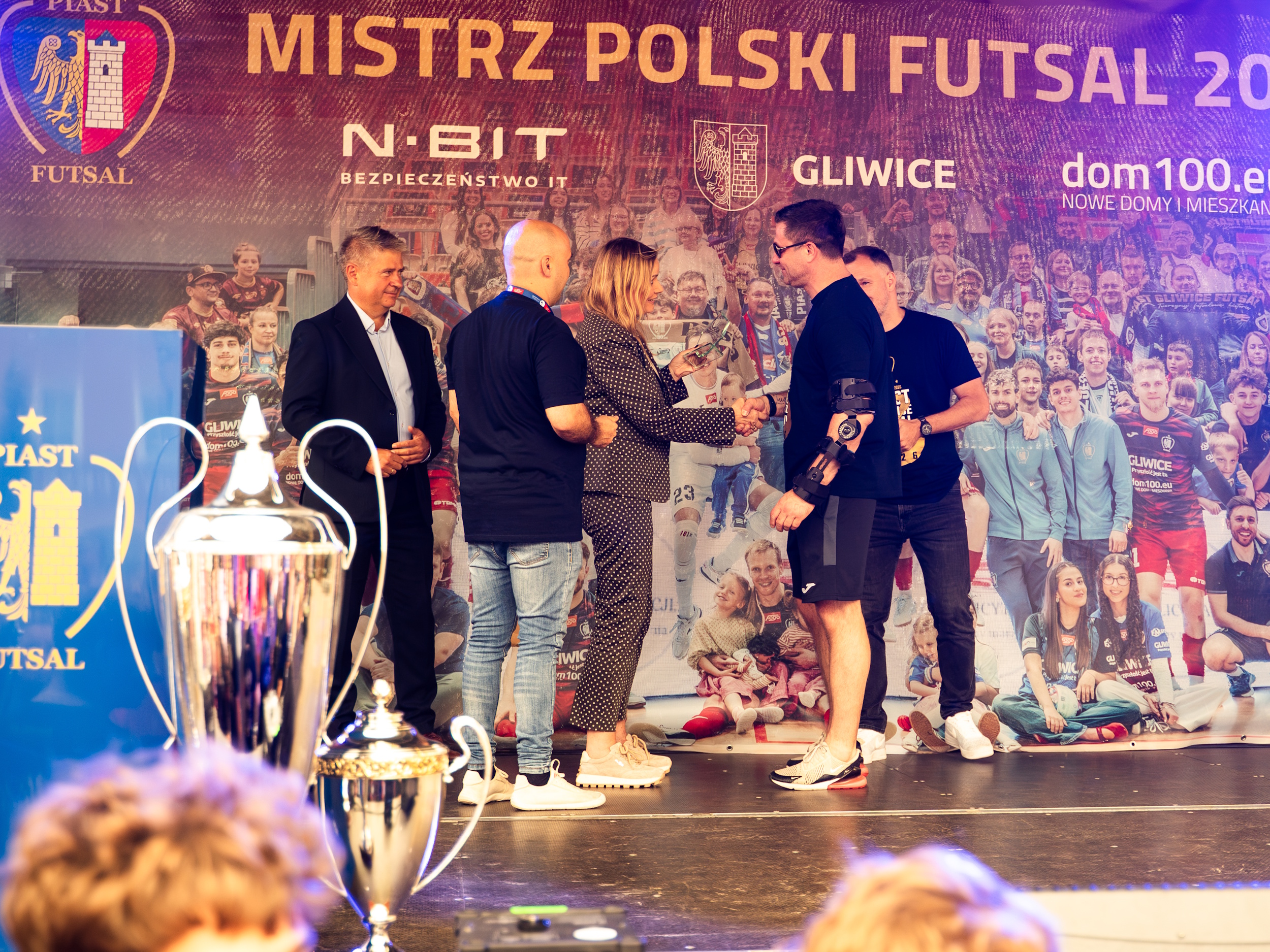 Prezydent wręczająca statuetki