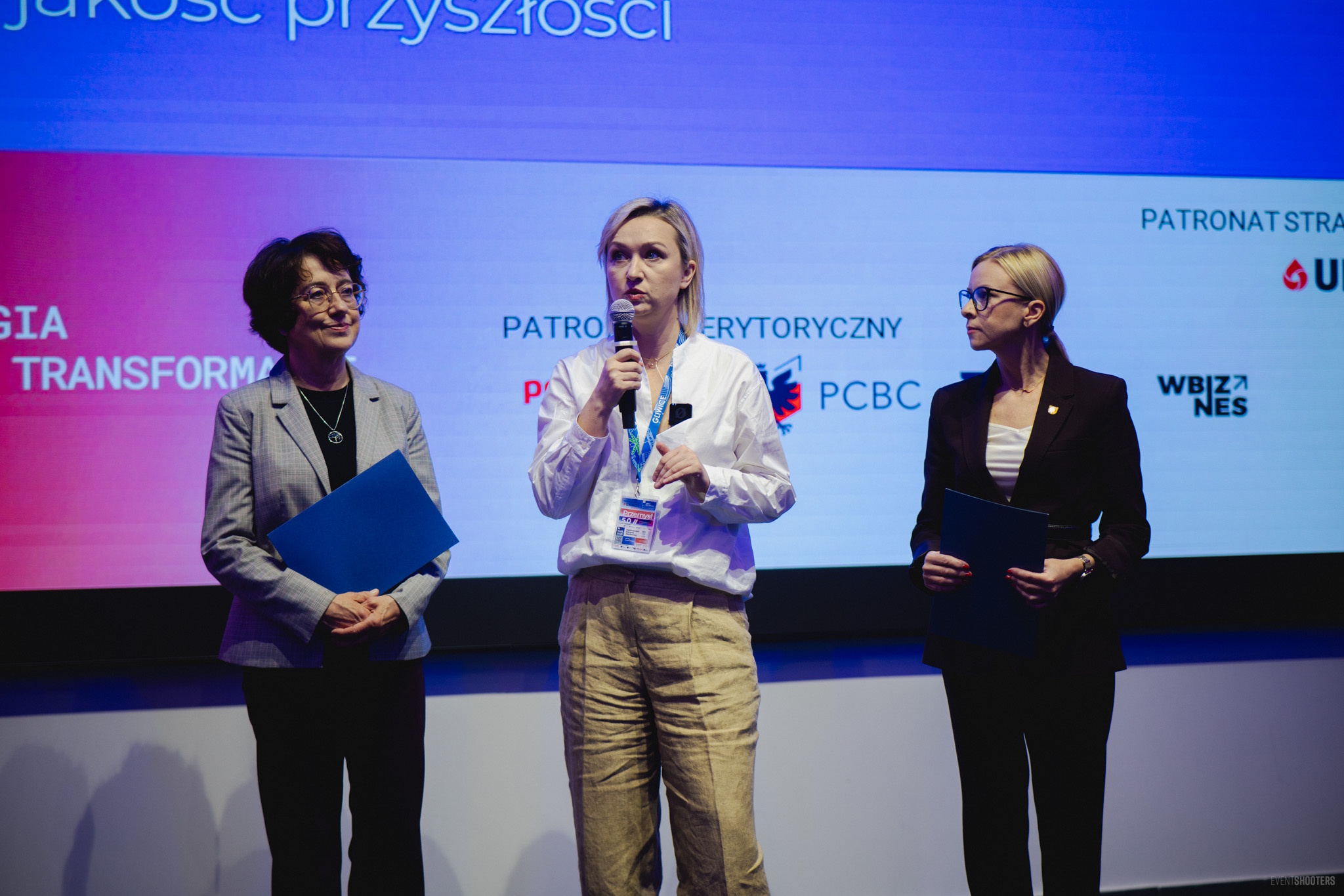 Prowadzący na scenie