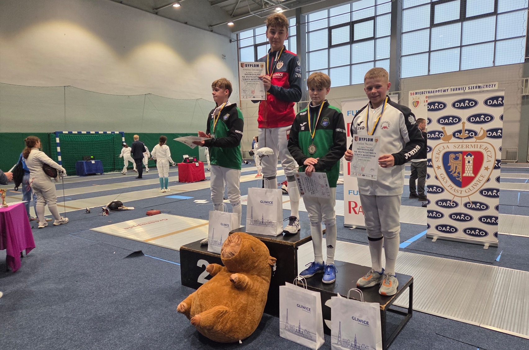 zawodnicy na podium