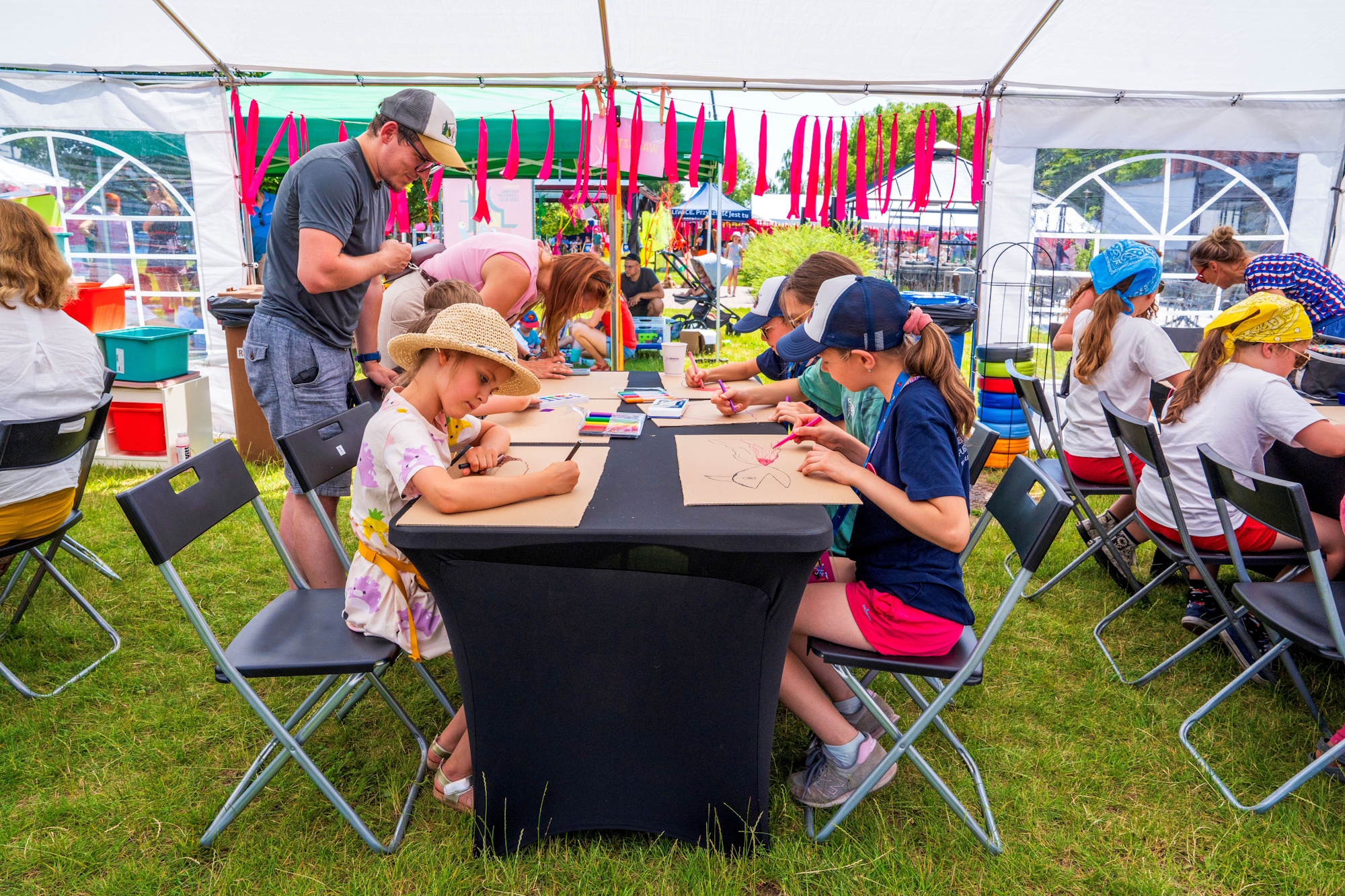 młodzi ludzie podczas festiwalu