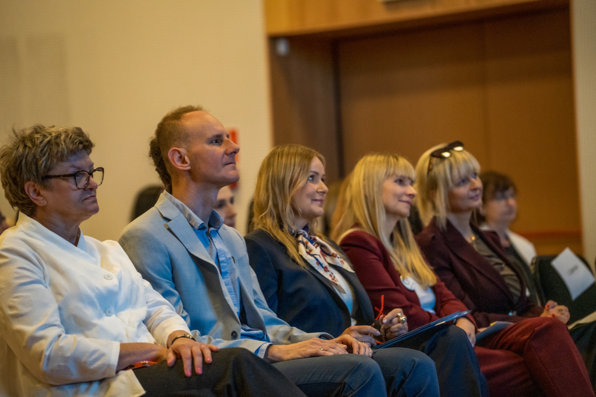 ludzie na konferencji