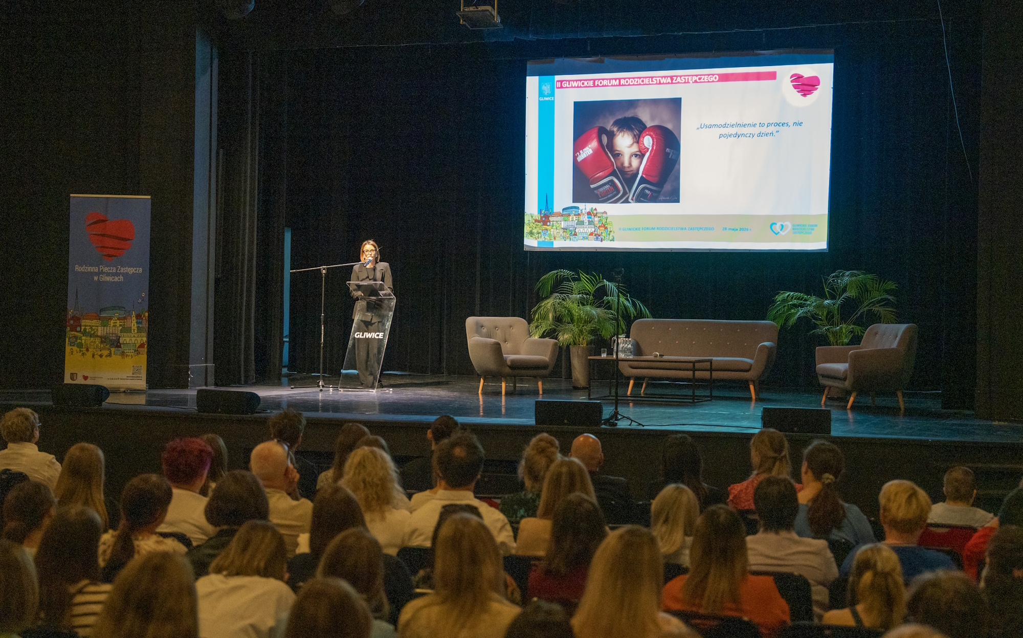 ludzie na konferencji