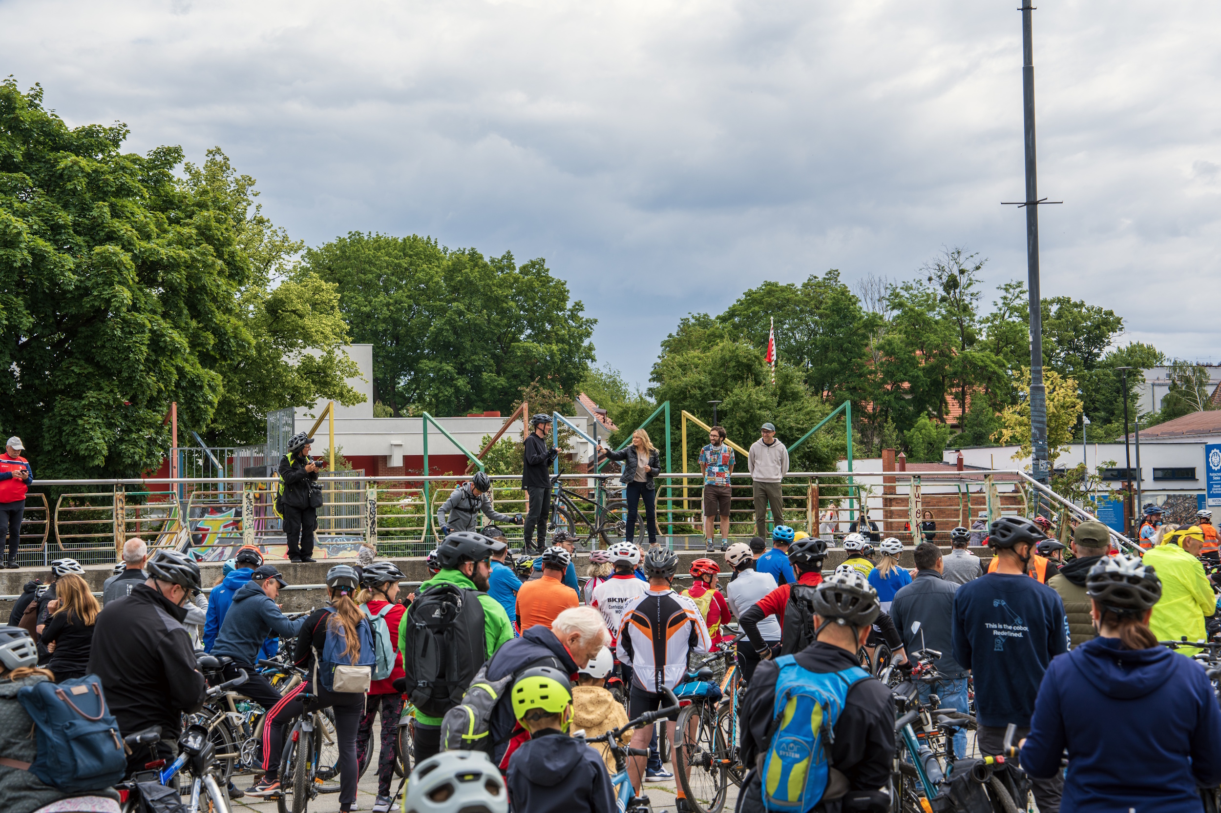 Tłum rowerzystów na Placu Krakowskim