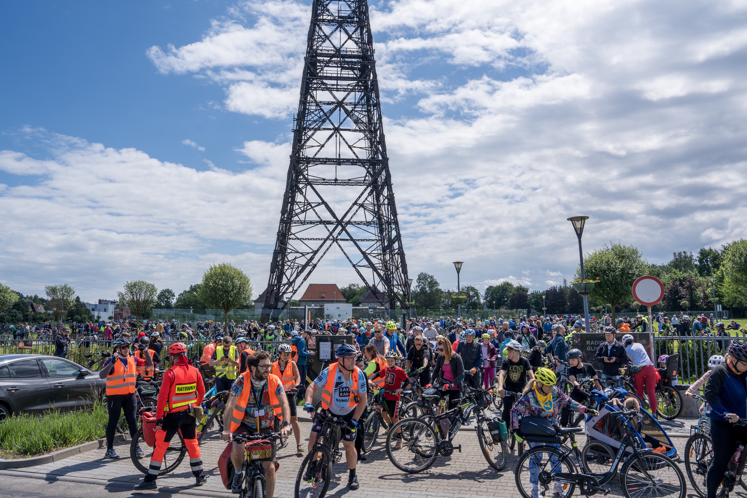 Rowerzyści przed Radiostacją