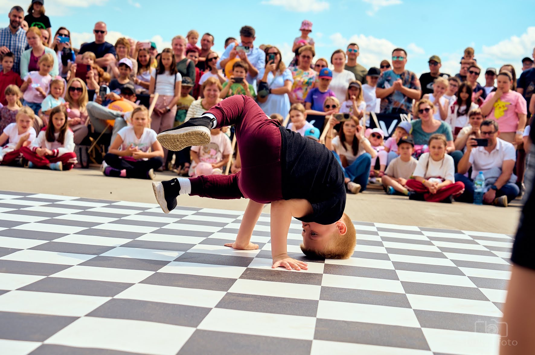 Chłopiec tańczy breakdance