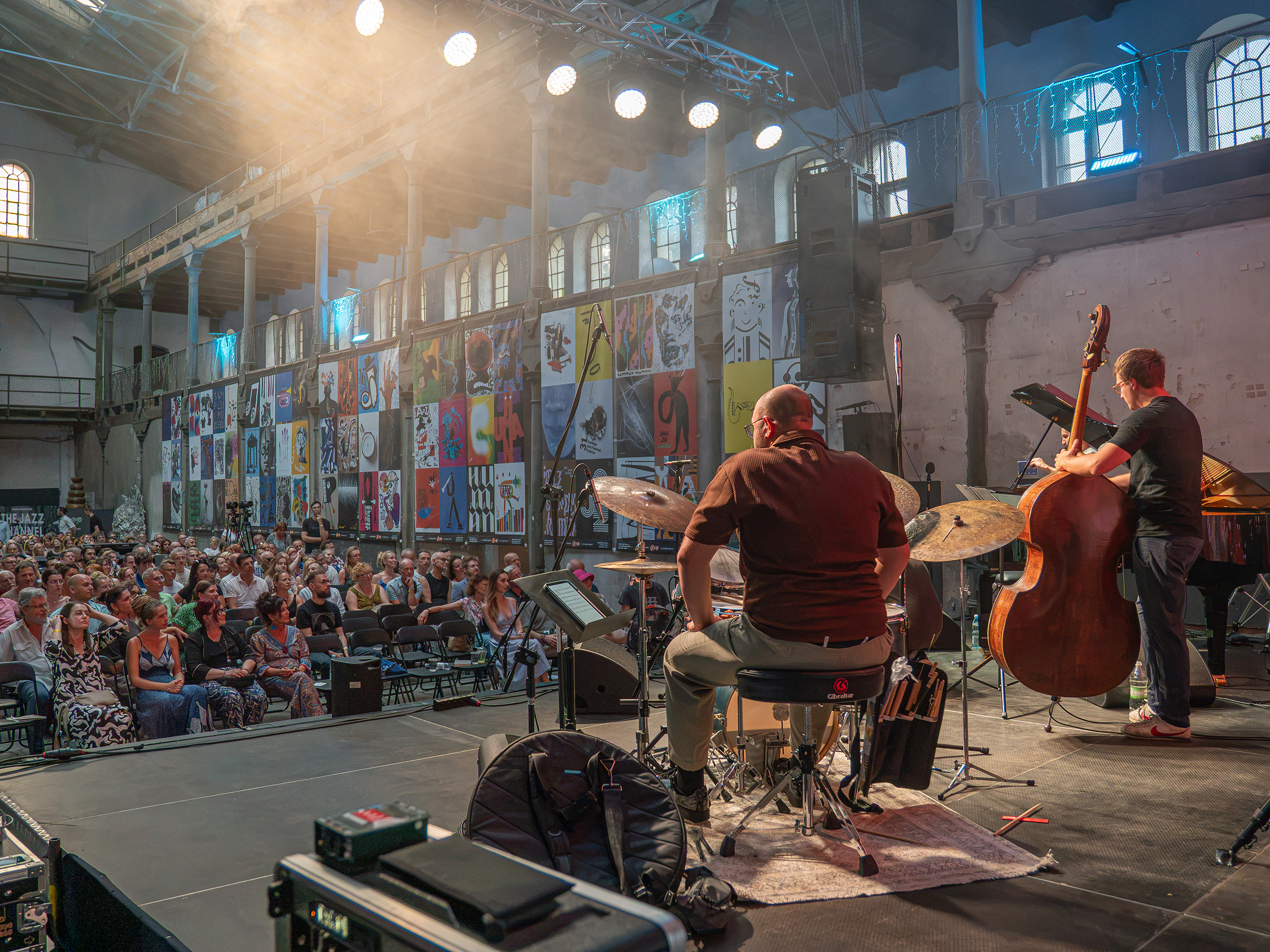 występujący na scenie Festiwalu Jazz w Ruinach i publiczność