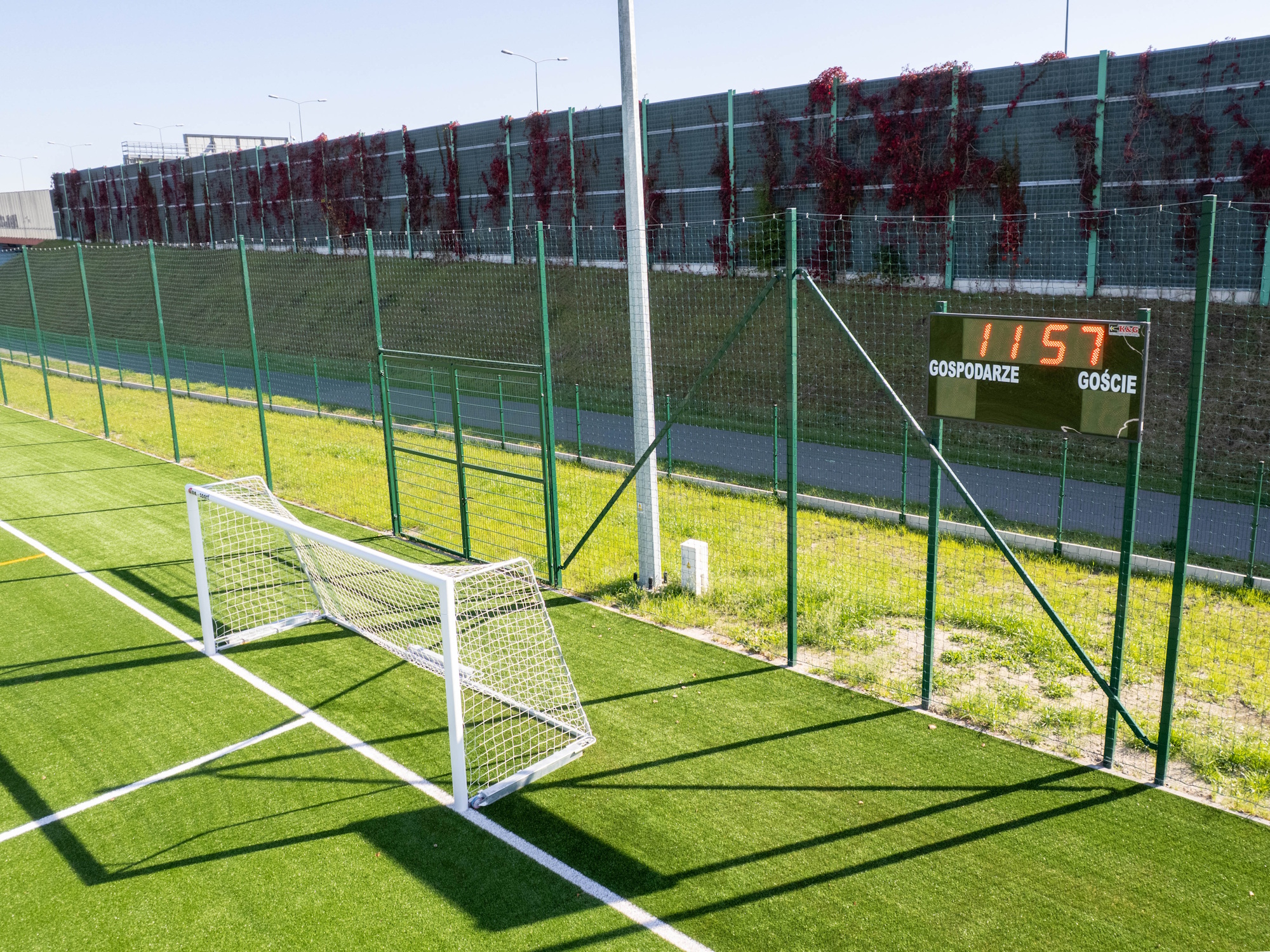 Nowe, certyfikowane przez UEFA boisko piłkarskie ze sztuczną murawą przy ul. Wiślanej przeszło odbiór końcowy i jest już dostępne dla użytkowników. 