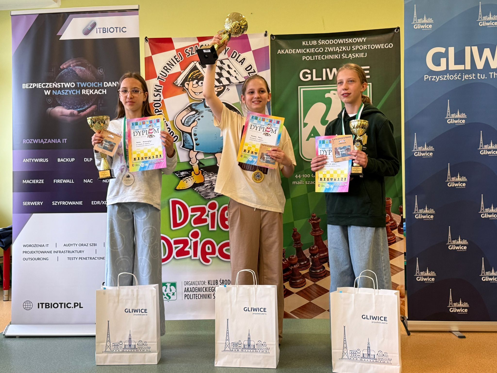 dzieci z nagrodami